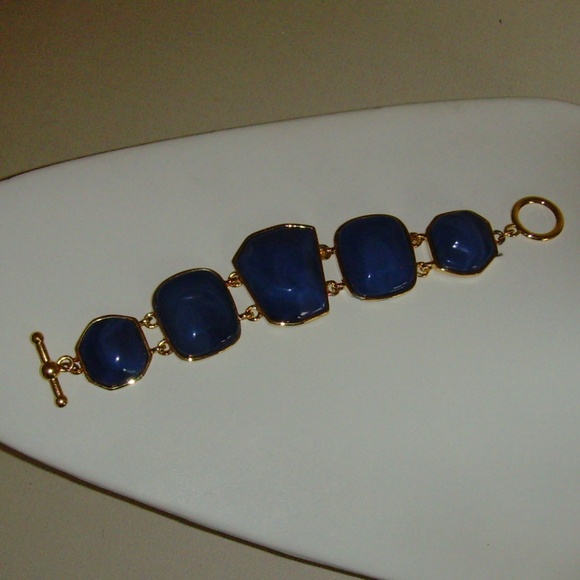 Kenneth Jay Lane Lucite and Gold-Tone Bracelet - Picture 5 of 9